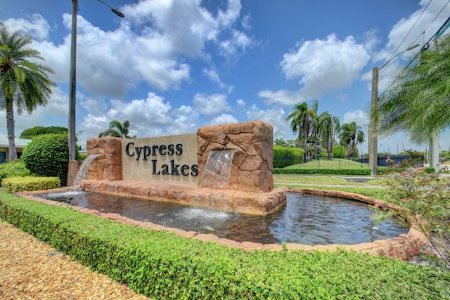 community sign with a lawn