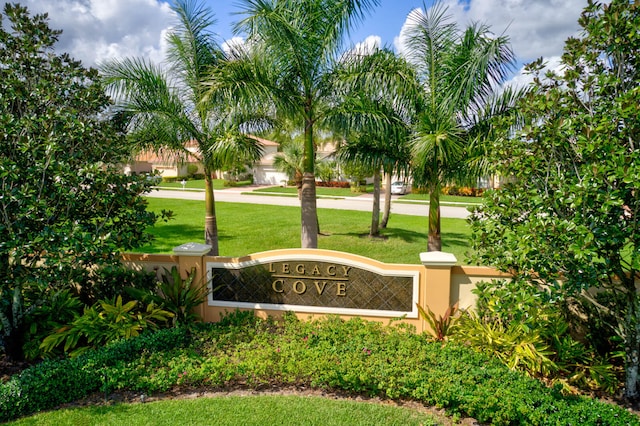 community sign featuring a yard