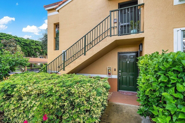 property entrance featuring a balcony