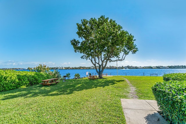 view of yard featuring a water view