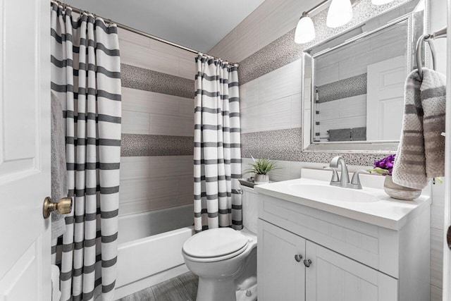 10 Via De Casas Sur Unit 104, Boynton Beach, FL 33426 - full bath featuring shower / bathtub combination with curtain, toilet, vanity, tile walls, and wood finished floors
