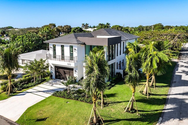 view of front of house featuring a front yard and a garage