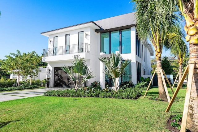 view of front of home featuring a front yard