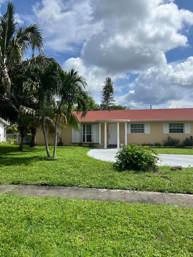 ranch-style house with a front yard