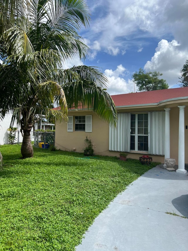 view of front of house with a front yard