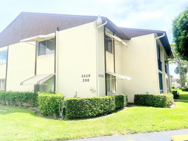 view of side of property featuring a yard