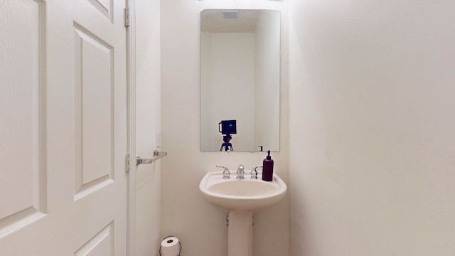 bathroom featuring sink