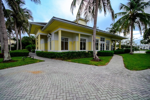 view of front facade featuring a front yard