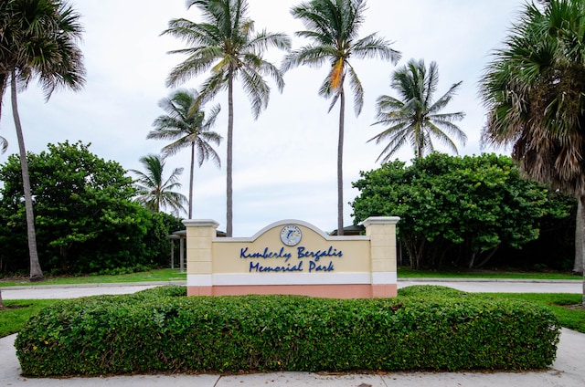 view of community / neighborhood sign