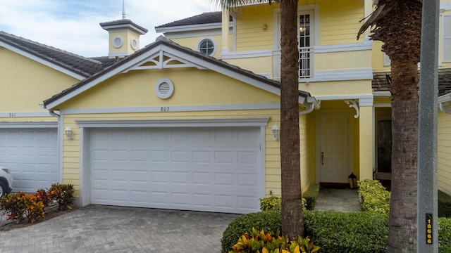 view of front facade featuring a garage