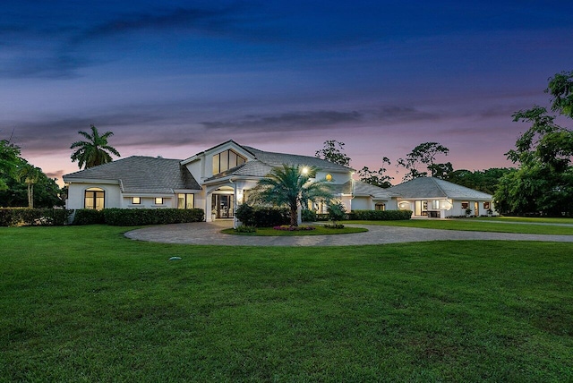 view of front facade featuring a lawn