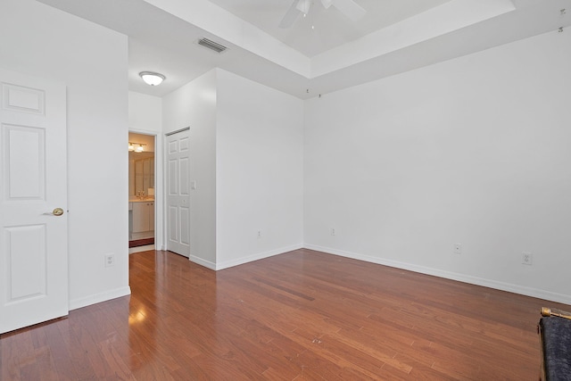 unfurnished room featuring dark wood-type flooring and ceiling fan