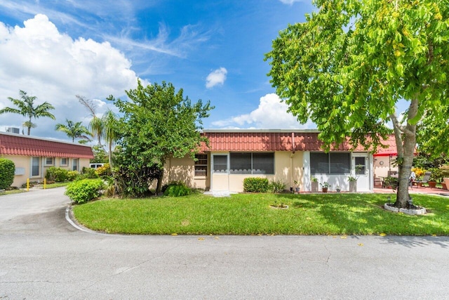 282 Cape Cod Cir Unit A, Lake Worth, FL 33467 - view of front facade with stucco siding and a front lawn