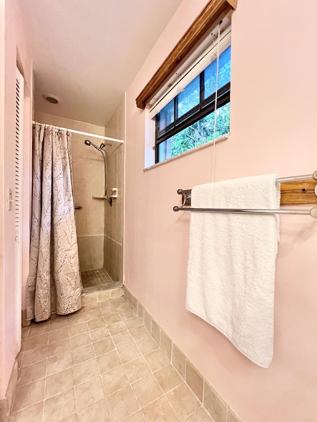 bathroom featuring a shower with shower curtain