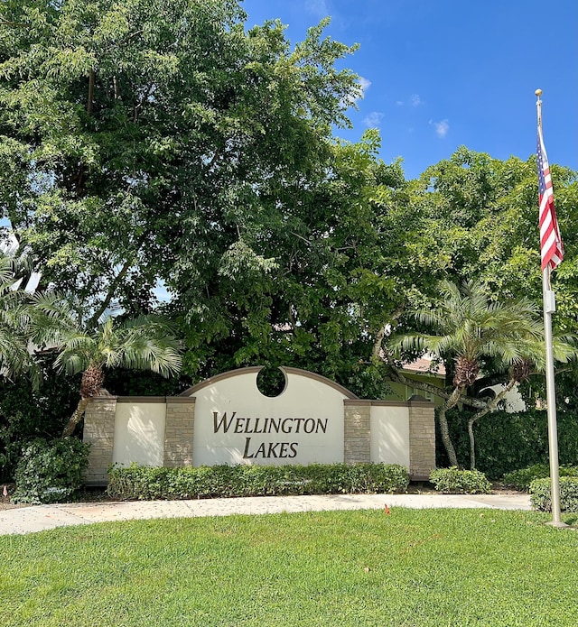 community / neighborhood sign featuring a lawn