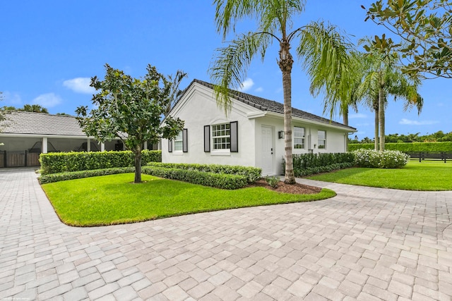 view of front of house featuring a front lawn