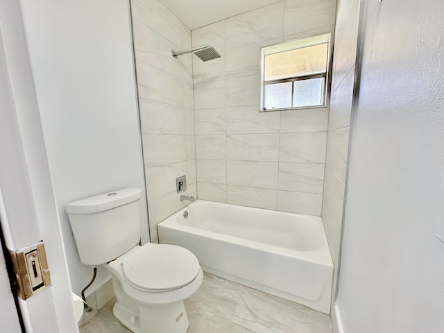 bathroom with tiled shower / bath and toilet