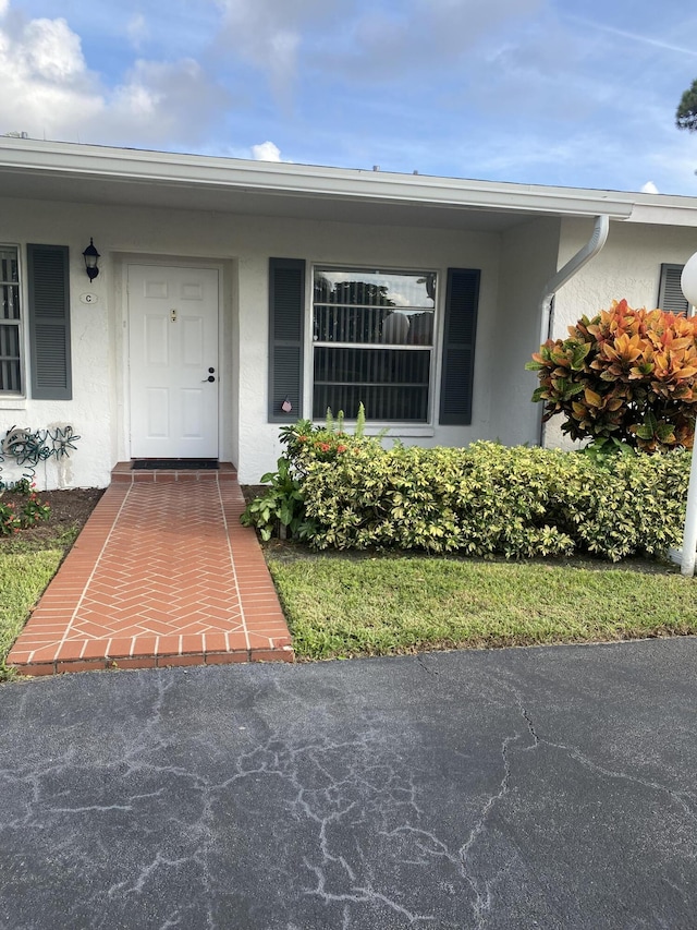 view of exterior entry with stucco siding