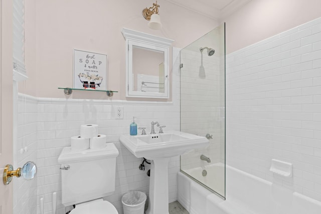 bathroom featuring tiled shower / bath, ornamental molding, tile walls, and toilet