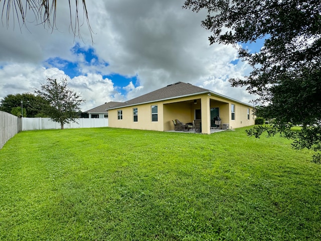 view of yard featuring a patio