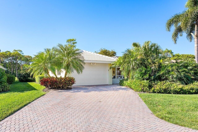 view of front of home featuring a garage and a front yard