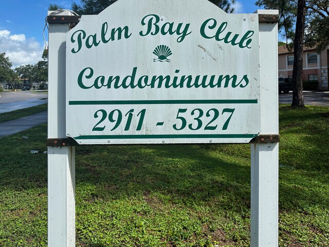 community / neighborhood sign featuring a yard