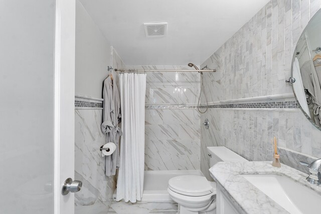 1100 NW 13th St Unit 292D, Boca Raton, FL 33486 - bathroom with tile walls, a shower with shower curtain, toilet, vanity, and tasteful backsplash