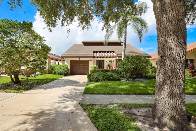 view of front facade featuring a garage and a front lawn