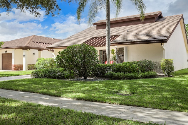 view of front of property with a front yard