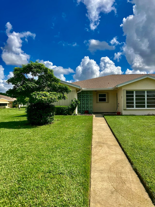 view of front facade featuring a front yard