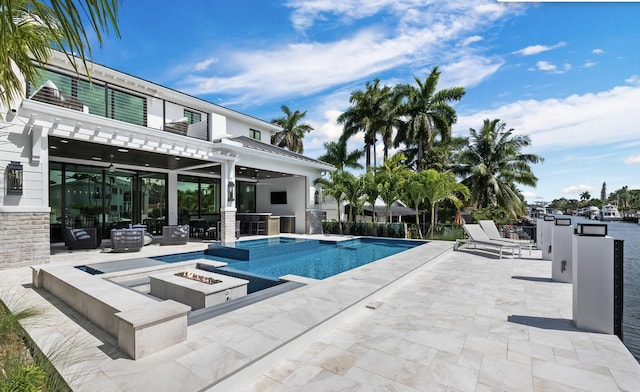 view of swimming pool with a pool with connected hot tub, a ceiling fan, an outdoor fire pit, a pergola, and a patio