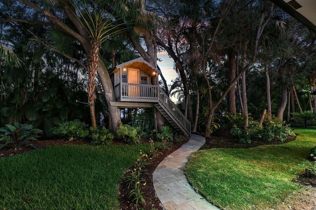 view of front of property featuring a yard