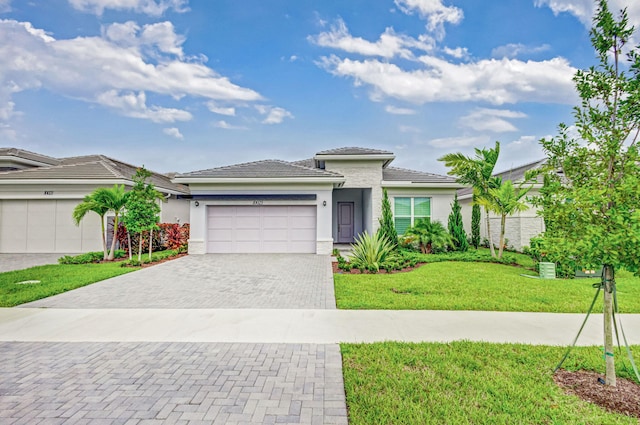 view of front of house featuring a front yard and a garage