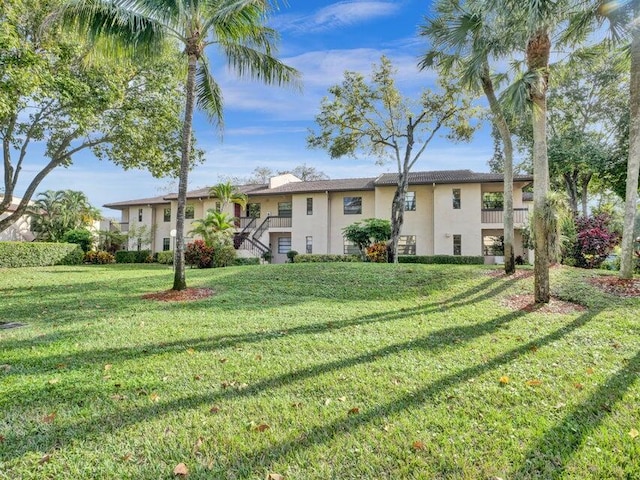 view of front of home featuring a front yard