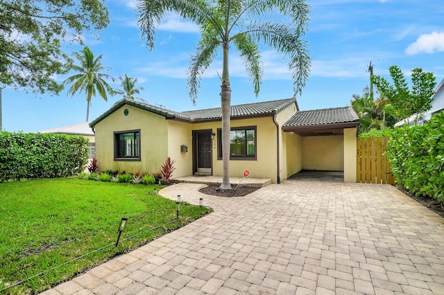 view of front of property featuring a front lawn and a carport