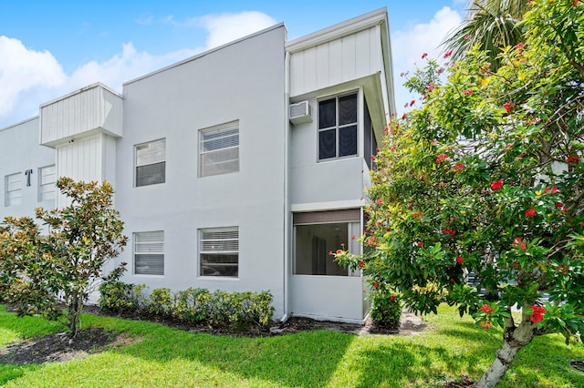 exterior space featuring a lawn