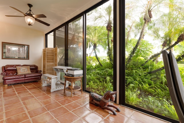 sunroom with ceiling fan