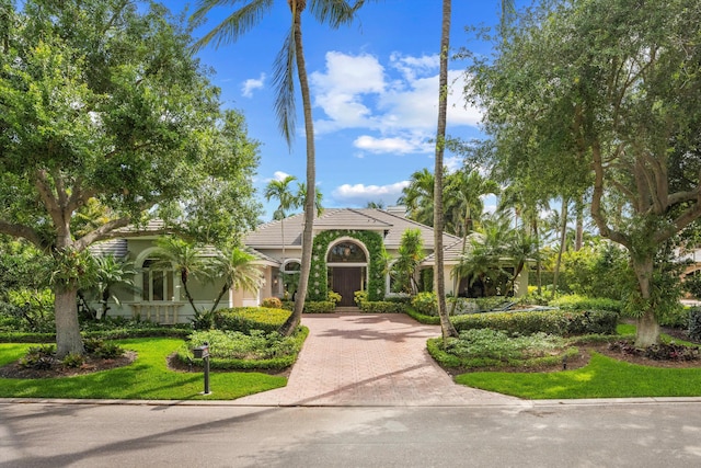 view of front of house featuring a front lawn