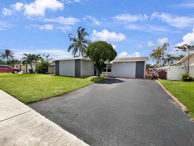 single story home featuring a front lawn