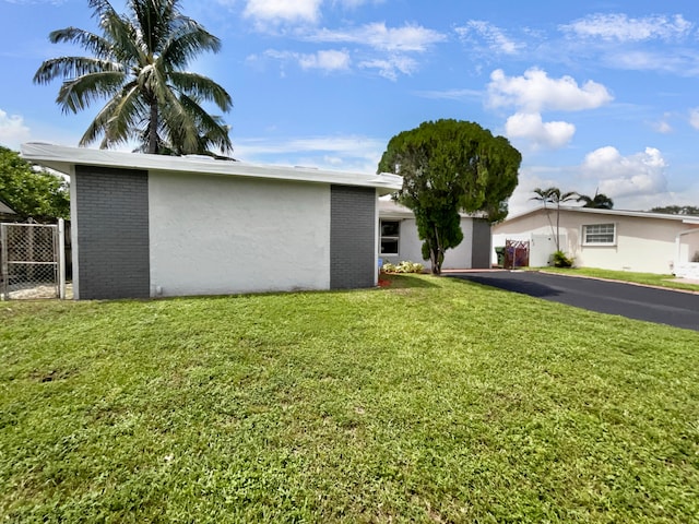 single story home with a front lawn