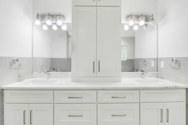 bathroom with vanity and decorative backsplash