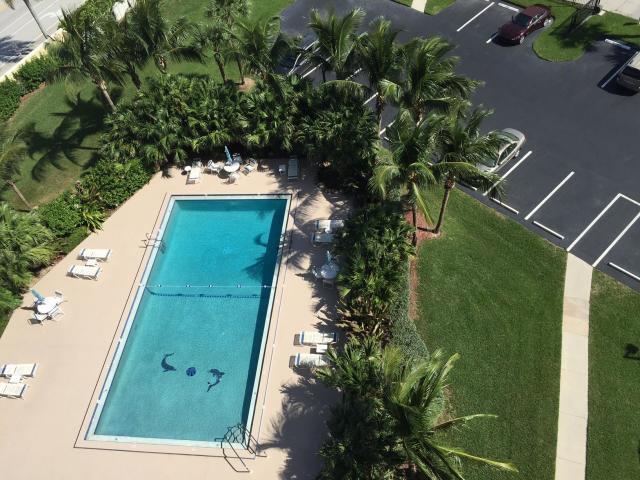 view of swimming pool featuring a yard