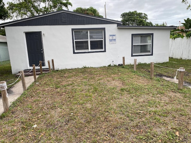 view of front of property with a front yard