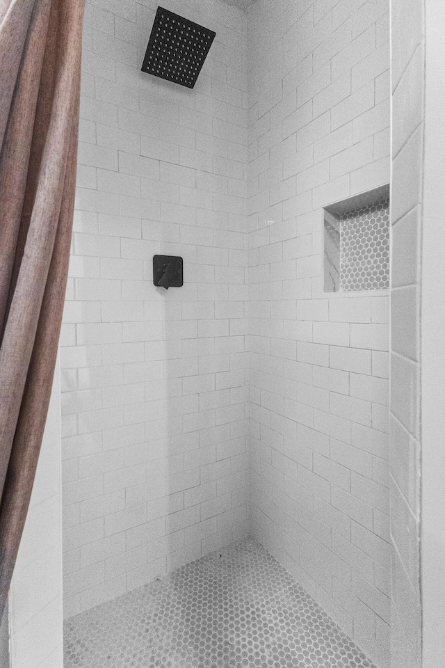 bathroom featuring tiled shower