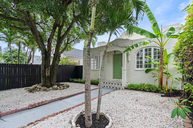 view of front of property featuring a patio area