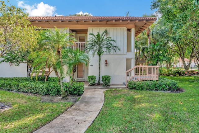 view of front of home featuring a front yard