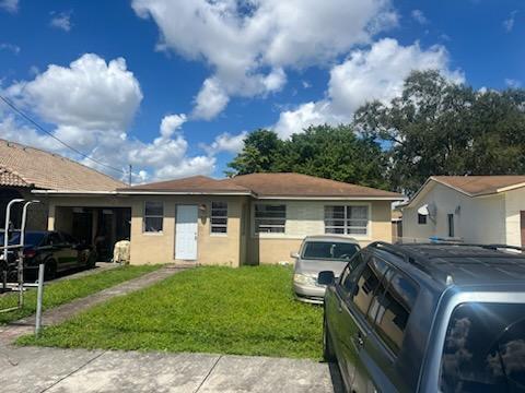 view of front of property featuring a front lawn