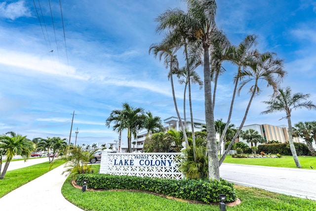 community / neighborhood sign featuring a yard