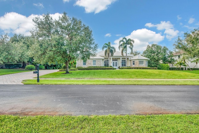 ranch-style home featuring a front lawn