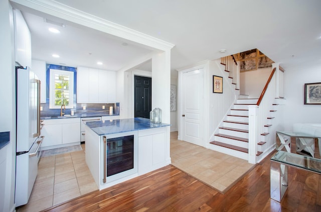 1970 S Dixie Hwy Unit R5, West Palm Beach, FL 33401 - kitchen featuring white appliances, beverage cooler, modern cabinets, a sink, and light wood-style flooring